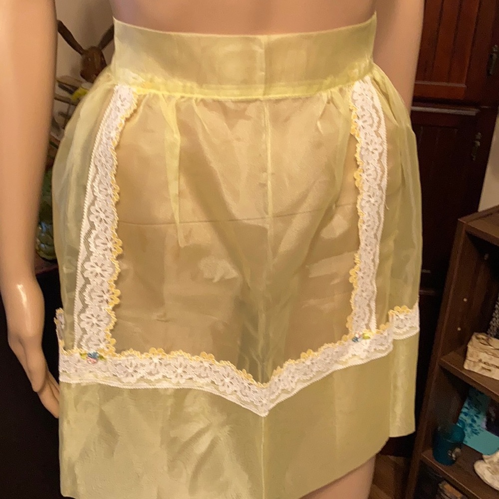 Two vintage handmade aprons - Picture 2 of 5